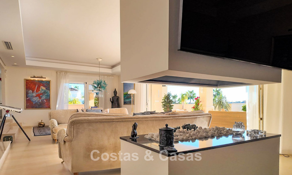 Villa mediterránea con vistas a los verdes campos de golf en venta en un entorno de golf del valle de Nueva Andalucía, Marbella 778199