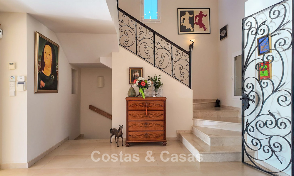 Villa mediterránea con vistas a los verdes campos de golf en venta en un entorno de golf del valle de Nueva Andalucía, Marbella 778200