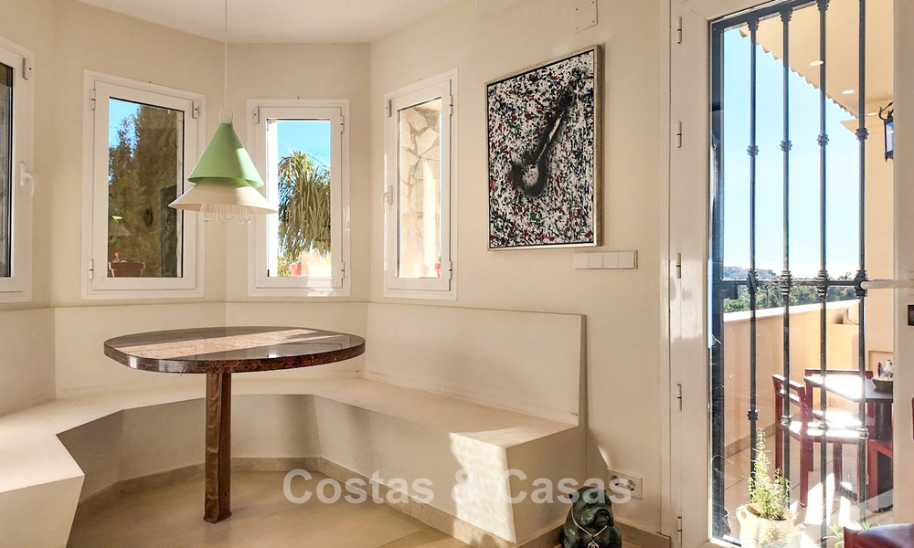 Villa mediterránea con vistas a los verdes campos de golf en venta en un entorno de golf del valle de Nueva Andalucía, Marbella 778201