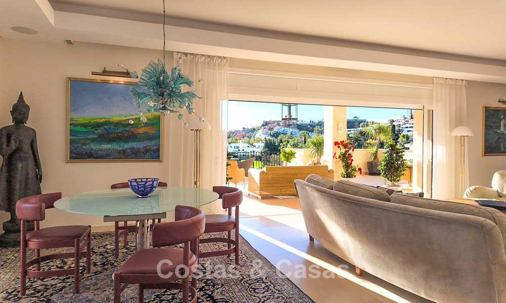 Villa mediterránea con vistas a los verdes campos de golf en venta en un entorno de golf del valle de Nueva Andalucía, Marbella 778202