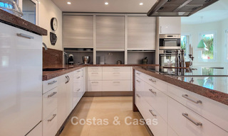 Villa mediterránea con vistas a los verdes campos de golf en venta en un entorno de golf del valle de Nueva Andalucía, Marbella 778203 