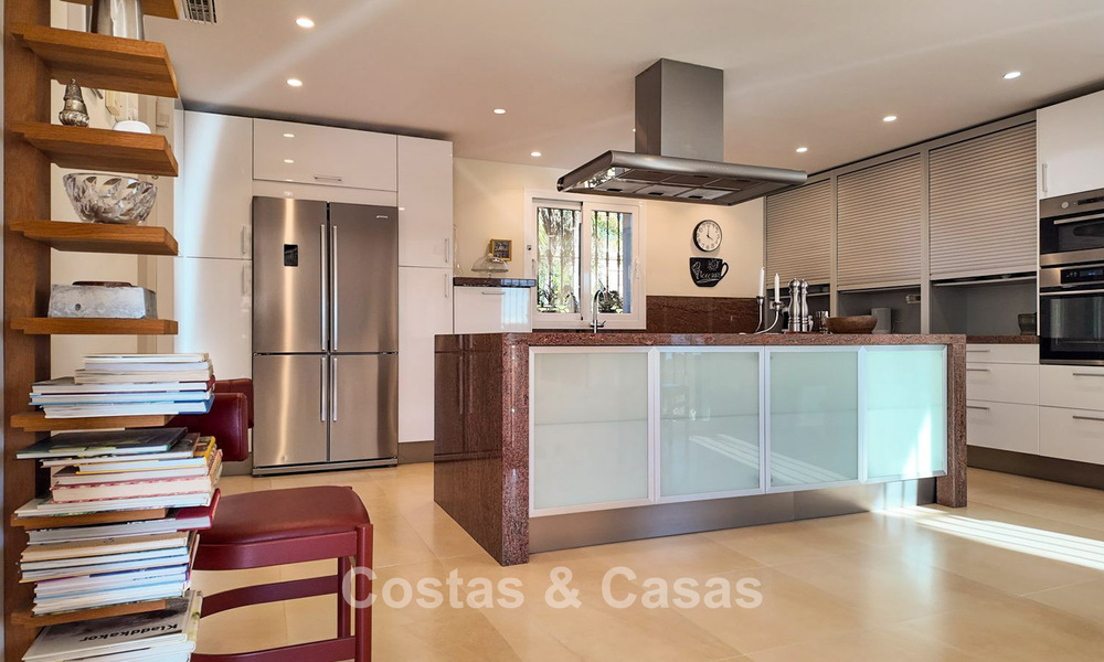 Villa mediterránea con vistas a los verdes campos de golf en venta en un entorno de golf del valle de Nueva Andalucía, Marbella 778204