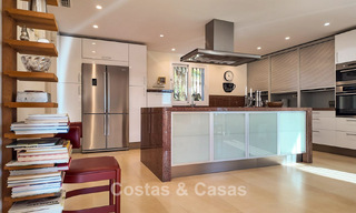 Villa mediterránea con vistas a los verdes campos de golf en venta en un entorno de golf del valle de Nueva Andalucía, Marbella 778204 