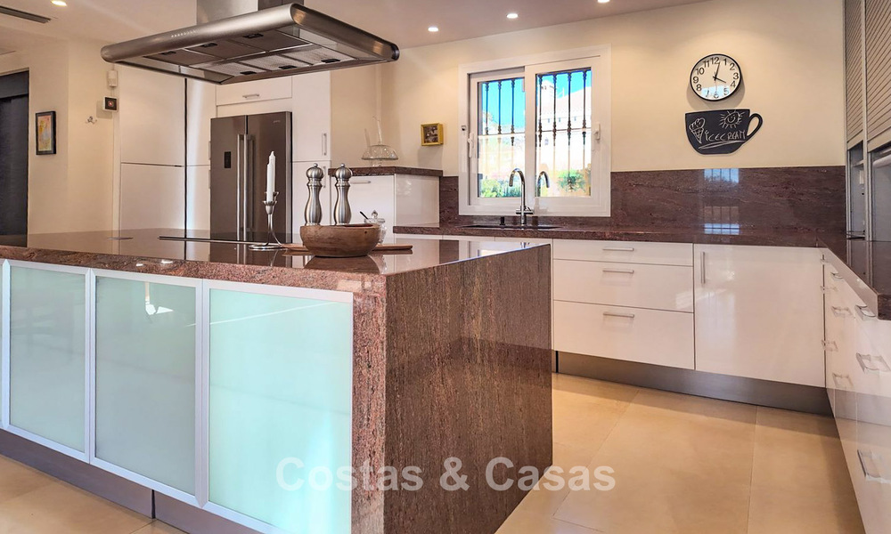 Villa mediterránea con vistas a los verdes campos de golf en venta en un entorno de golf del valle de Nueva Andalucía, Marbella 778205