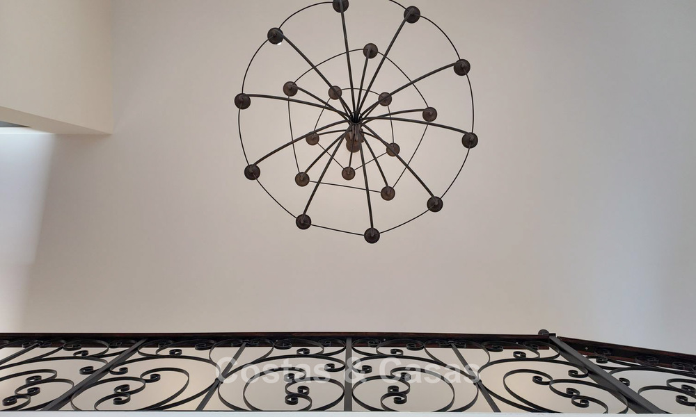 Villa mediterránea con vistas a los verdes campos de golf en venta en un entorno de golf del valle de Nueva Andalucía, Marbella 778206