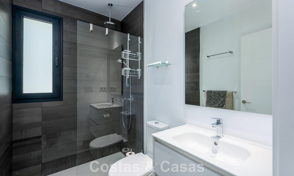 Moderna villa independiente de 4 dormitorios en venta en la Nueva Milla de Oro entre Marbella y Estepona 778263