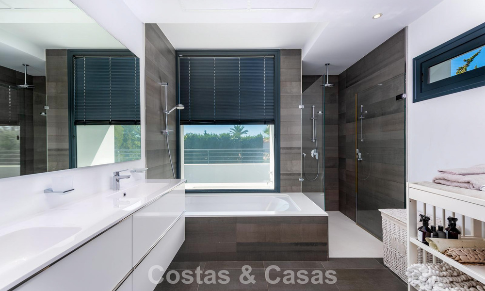 Moderna villa independiente de 4 dormitorios en venta en la Nueva Milla de Oro entre Marbella y Estepona 778277