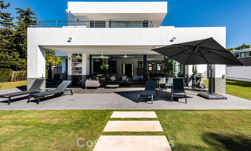 Moderna villa independiente de 4 dormitorios en venta en la Nueva Milla de Oro entre Marbella y Estepona 778278