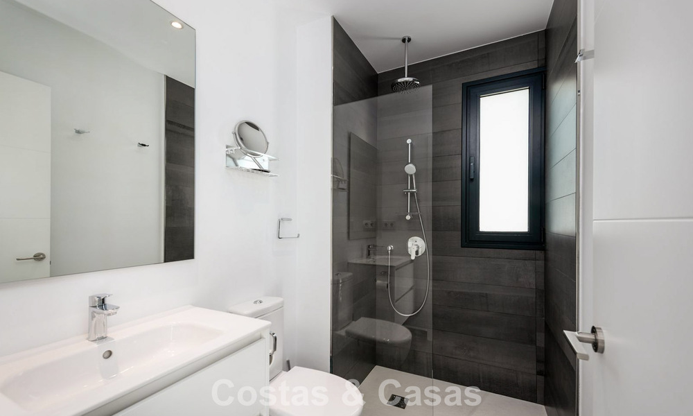 Moderna villa independiente de 4 dormitorios en venta en la Nueva Milla de Oro entre Marbella y Estepona 778281