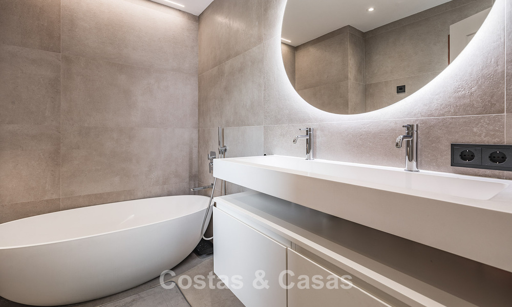 Apartamento con jardín de 3 dormitorios completamente renovado en venta en un complejo de lujo en Marbella - Benahavis 778519