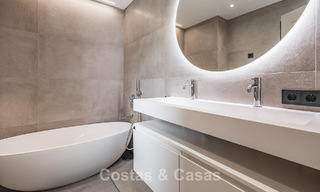 Apartamento con jardín de 3 dormitorios completamente renovado en venta en un complejo de lujo en Marbella - Benahavis 778519 