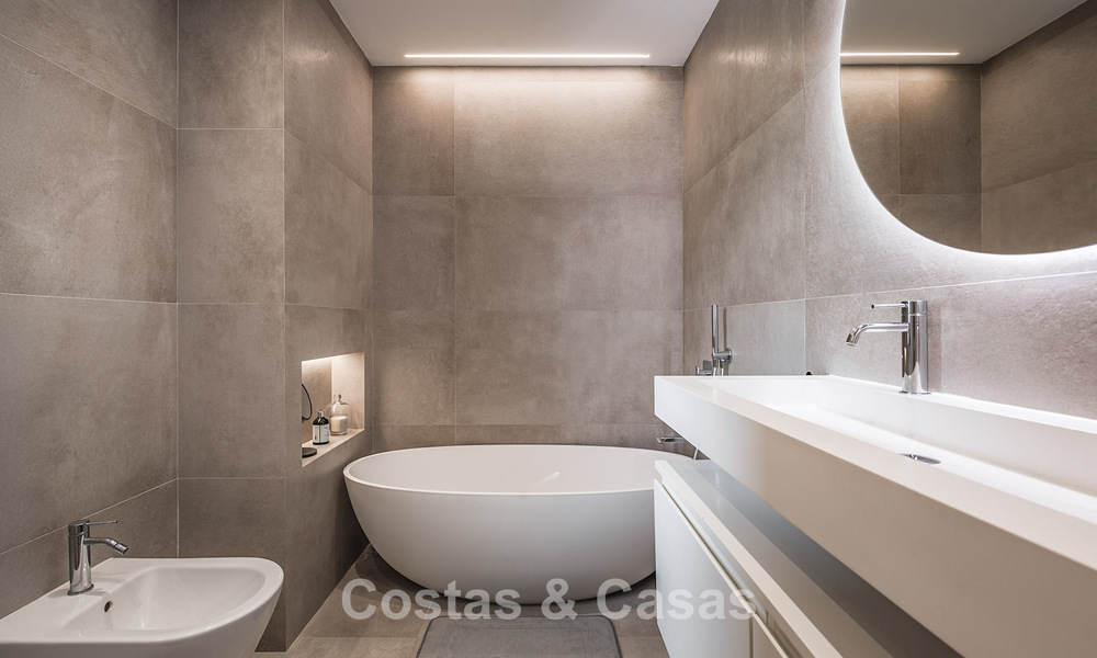 Apartamento con jardín de 3 dormitorios completamente renovado en venta en un complejo de lujo en Marbella - Benahavis 778520