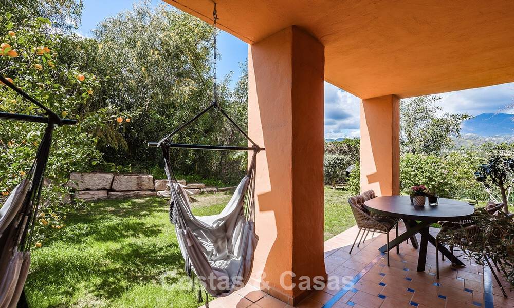 Apartamento con jardín de 3 dormitorios completamente renovado en venta en un complejo de lujo en Marbella - Benahavis 778521