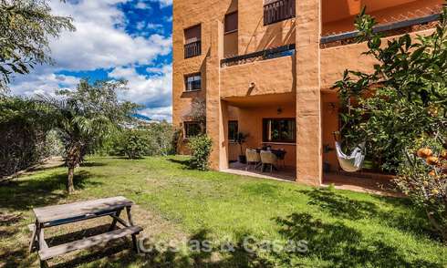Apartamento con jardín de 3 dormitorios completamente renovado en venta en un complejo de lujo en Marbella - Benahavis 778523