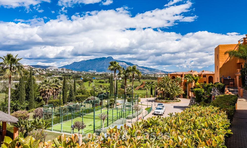 Apartamento con jardín de 3 dormitorios completamente renovado en venta en un complejo de lujo en Marbella - Benahavis 778527