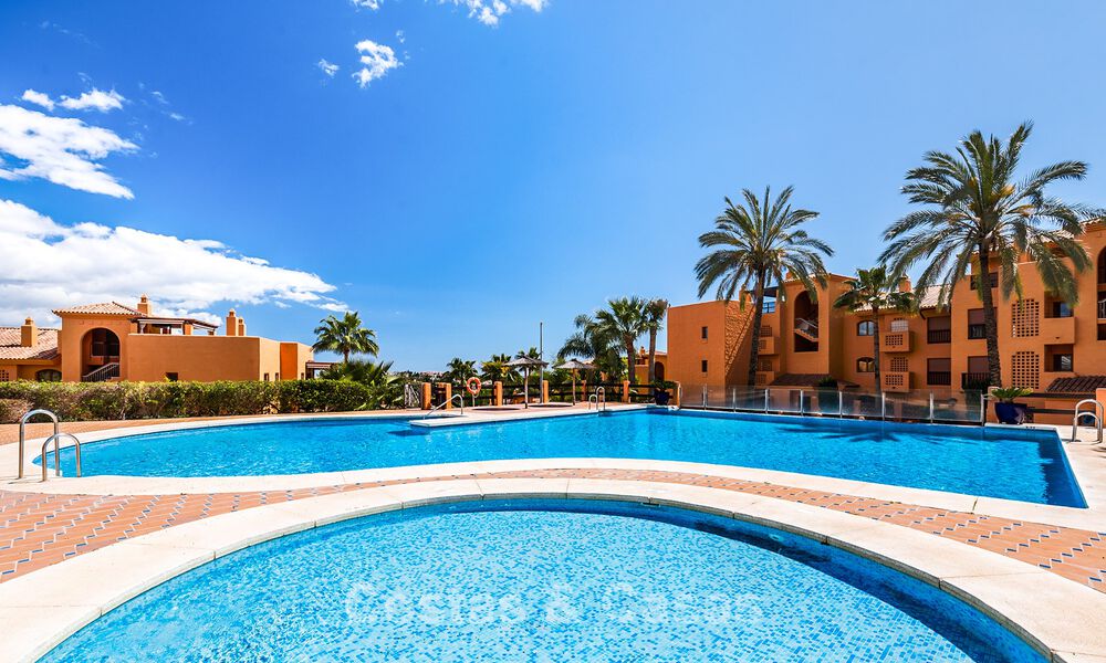 Apartamento con jardín de 3 dormitorios completamente renovado en venta en un complejo de lujo en Marbella - Benahavis 778529