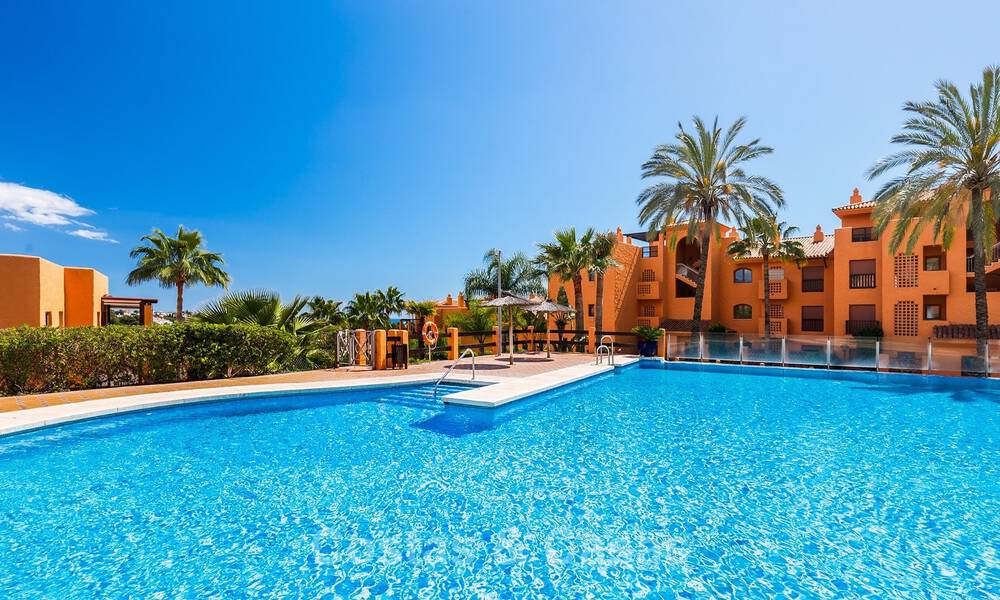 Apartamento con jardín de 3 dormitorios completamente renovado en venta en un complejo de lujo en Marbella - Benahavis 778530