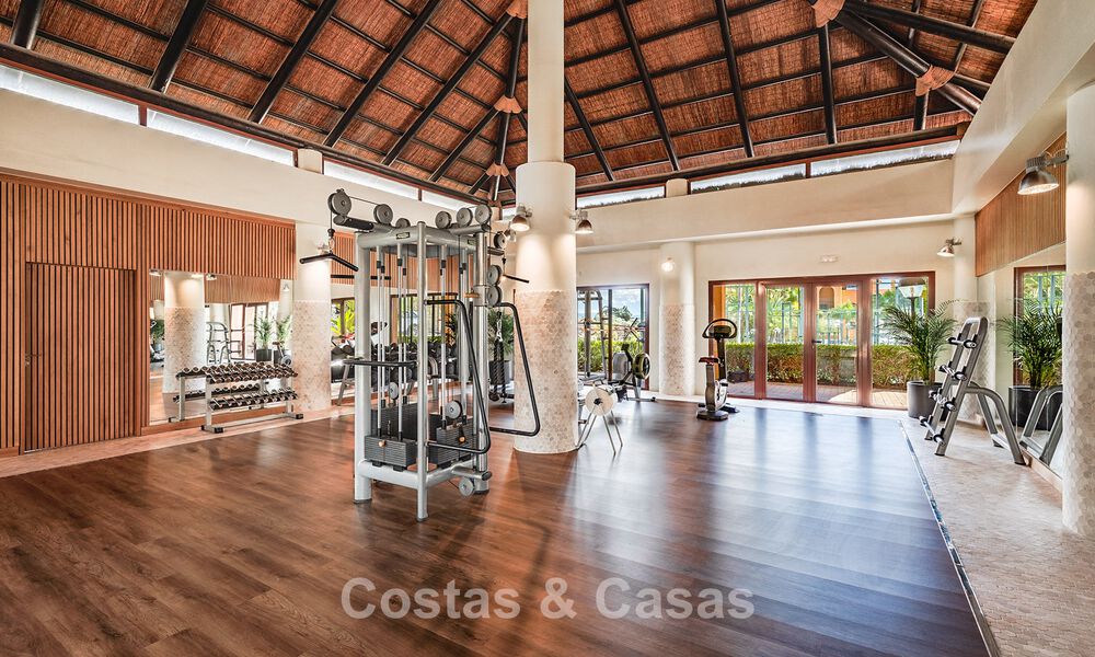 Apartamento con jardín de 3 dormitorios completamente renovado en venta en un complejo de lujo en Marbella - Benahavis 778531