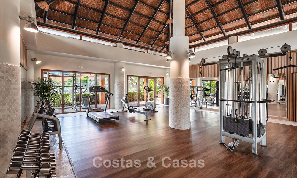 Apartamento con jardín de 3 dormitorios completamente renovado en venta en un complejo de lujo en Marbella - Benahavis 778532