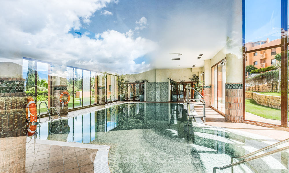 Apartamento con jardín de 3 dormitorios completamente renovado en venta en un complejo de lujo en Marbella - Benahavis 778533