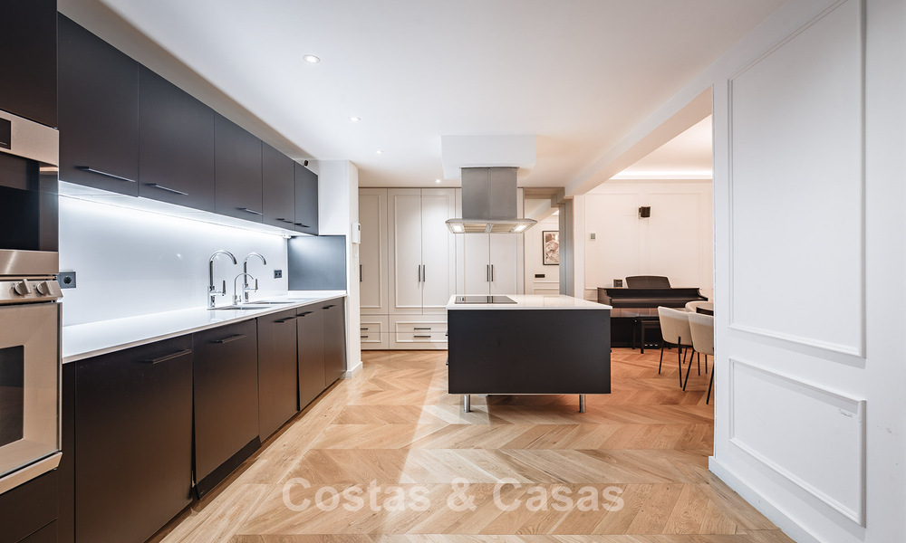 Apartamento con jardín de 3 dormitorios completamente renovado en venta en un complejo de lujo en Marbella - Benahavis 778535