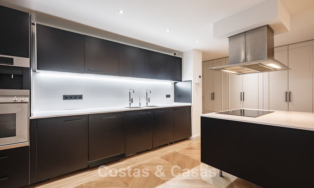 Apartamento con jardín de 3 dormitorios completamente renovado en venta en un complejo de lujo en Marbella - Benahavis 778537