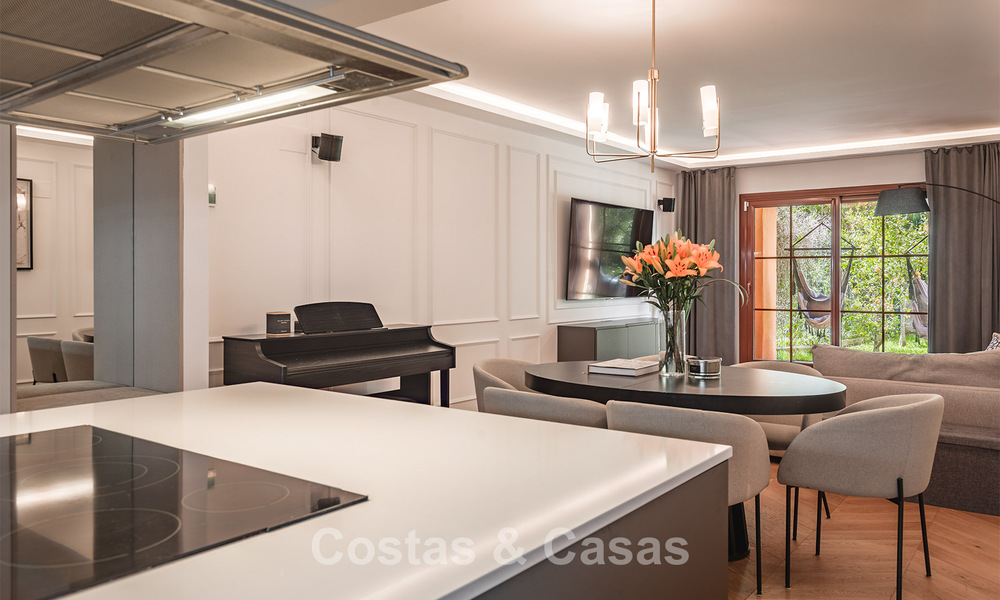 Apartamento con jardín de 3 dormitorios completamente renovado en venta en un complejo de lujo en Marbella - Benahavis 778542