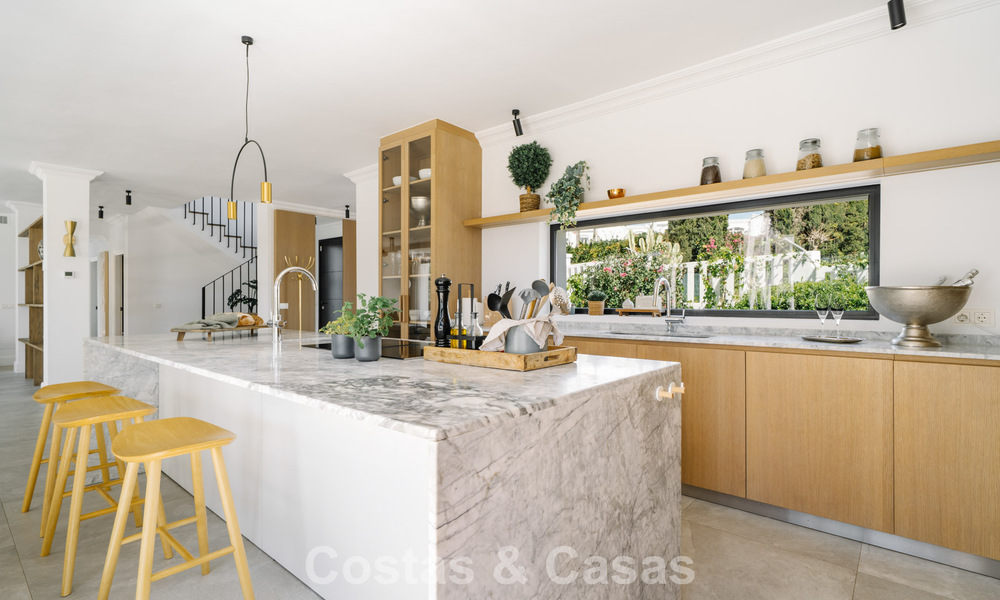 Villa reformada en venta en estilo arquitectónico andaluz moderno en Nueva Andalucía, Marbella 778571