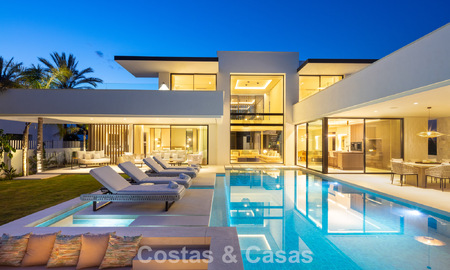 Villa de lujo de elegante diseño en venta rodeada de campos de golf en el valle de Nueva Andalucía, Marbella 778781