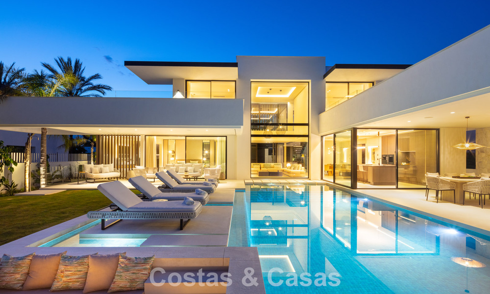 Villa de lujo de elegante diseño en venta rodeada de campos de golf en el valle de Nueva Andalucía, Marbella 778781
