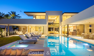 Villa de lujo de elegante diseño en venta rodeada de campos de golf en el valle de Nueva Andalucía, Marbella 778781 