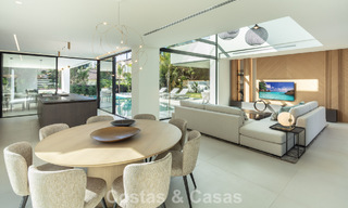 Villa de lujo de elegante diseño en venta rodeada de campos de golf en el valle de Nueva Andalucía, Marbella 778783 