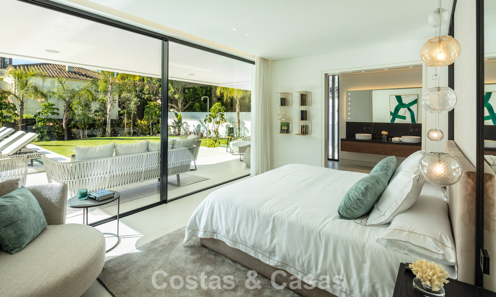 Villa de lujo de elegante diseño en venta rodeada de campos de golf en el valle de Nueva Andalucía, Marbella 778785