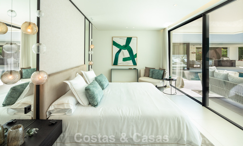 Villa de lujo de elegante diseño en venta rodeada de campos de golf en el valle de Nueva Andalucía, Marbella 778786