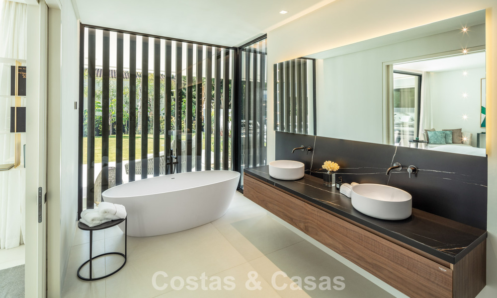 Villa de lujo de elegante diseño en venta rodeada de campos de golf en el valle de Nueva Andalucía, Marbella 778787