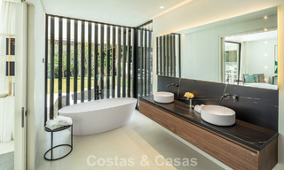 Villa de lujo de elegante diseño en venta rodeada de campos de golf en el valle de Nueva Andalucía, Marbella 778787 