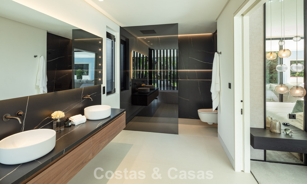 Villa de lujo de elegante diseño en venta rodeada de campos de golf en el valle de Nueva Andalucía, Marbella 778788