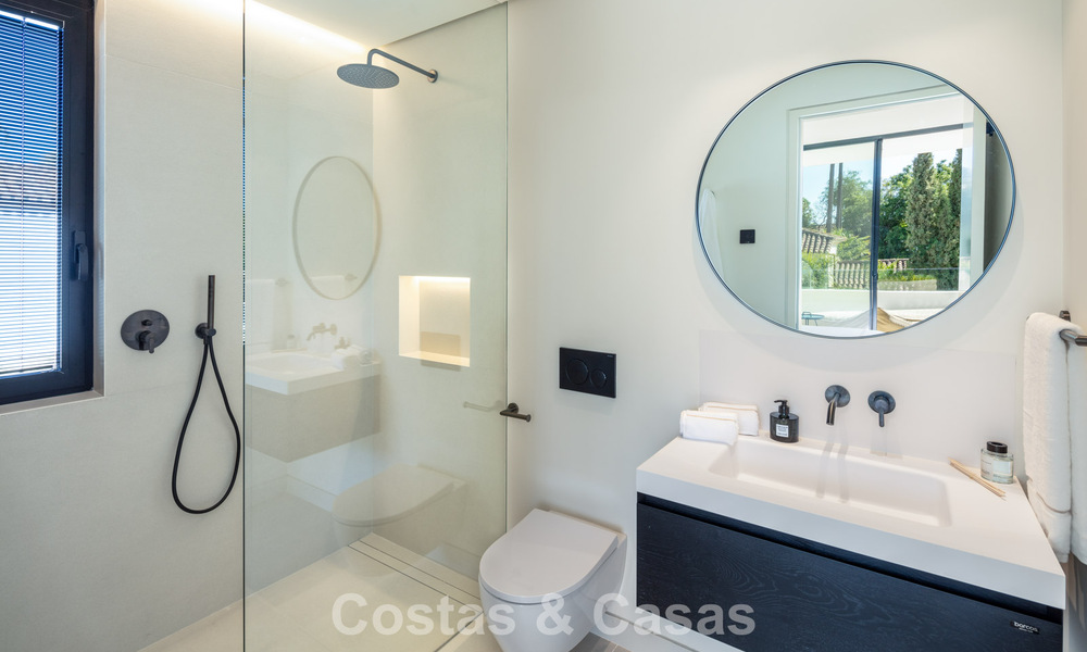 Villa de lujo de elegante diseño en venta rodeada de campos de golf en el valle de Nueva Andalucía, Marbella 778790