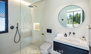 Villa de lujo de elegante diseño en venta rodeada de campos de golf en el valle de Nueva Andalucía, Marbella 778790 