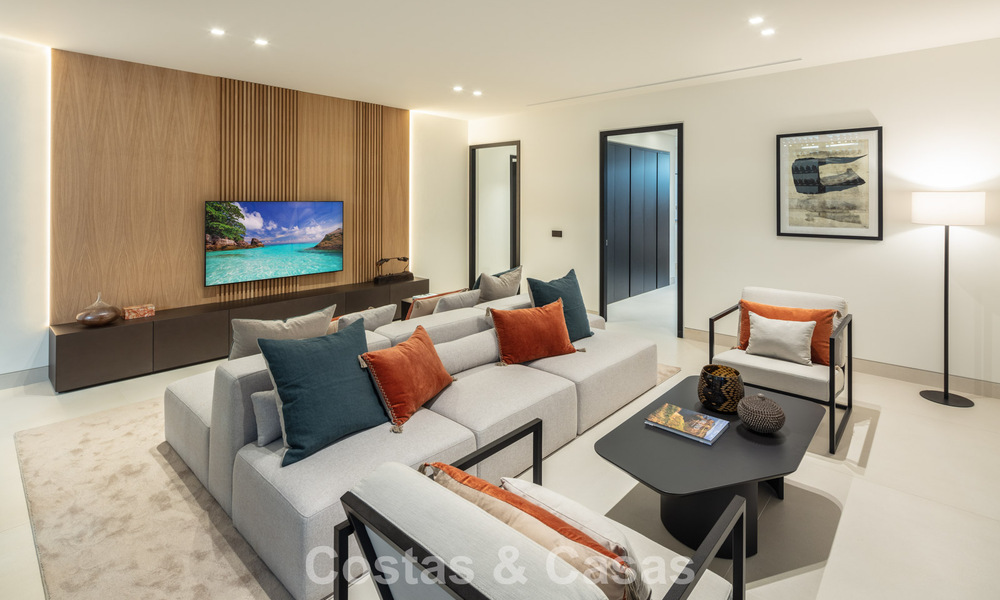 Villa de lujo de elegante diseño en venta rodeada de campos de golf en el valle de Nueva Andalucía, Marbella 778795