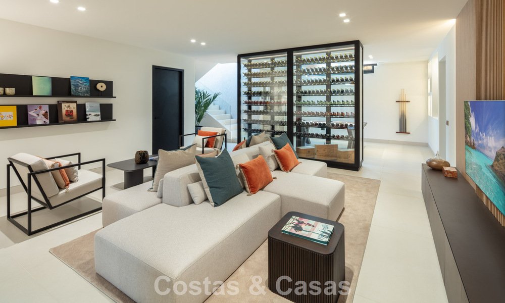 Villa de lujo de elegante diseño en venta rodeada de campos de golf en el valle de Nueva Andalucía, Marbella 778796