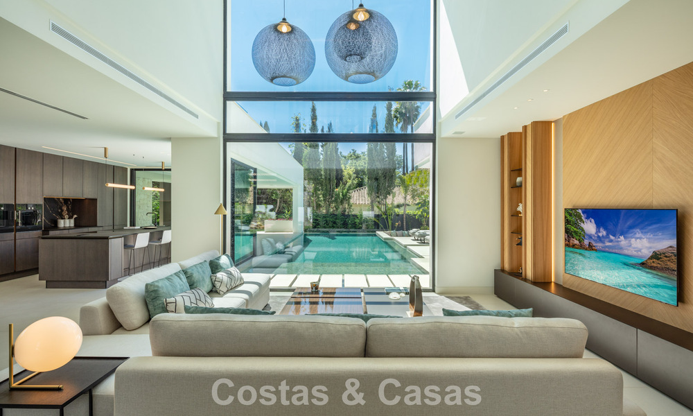 Villa de lujo de elegante diseño en venta rodeada de campos de golf en el valle de Nueva Andalucía, Marbella 778797