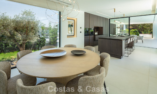 Villa de lujo de elegante diseño en venta rodeada de campos de golf en el valle de Nueva Andalucía, Marbella 778798 