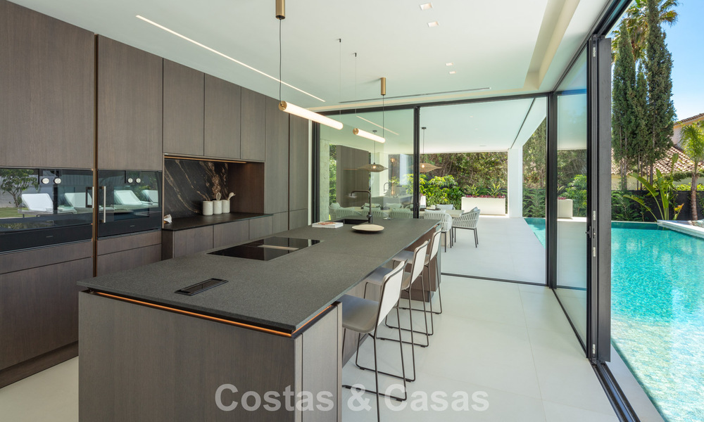 Villa de lujo de elegante diseño en venta rodeada de campos de golf en el valle de Nueva Andalucía, Marbella 778799