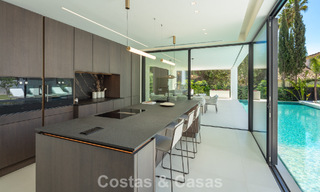 Villa de lujo de elegante diseño en venta rodeada de campos de golf en el valle de Nueva Andalucía, Marbella 778799 