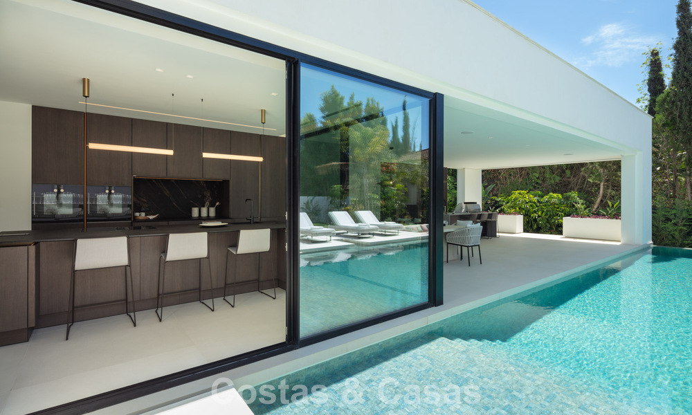 Villa de lujo de elegante diseño en venta rodeada de campos de golf en el valle de Nueva Andalucía, Marbella 778800