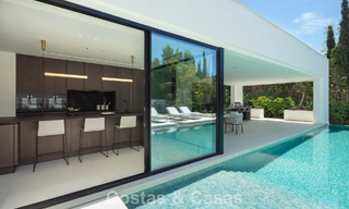 Villa de lujo de elegante diseño en venta rodeada de campos de golf en el valle de Nueva Andalucía, Marbella 778800 