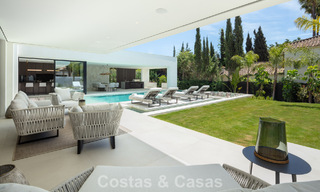 Villa de lujo de elegante diseño en venta rodeada de campos de golf en el valle de Nueva Andalucía, Marbella 778802 