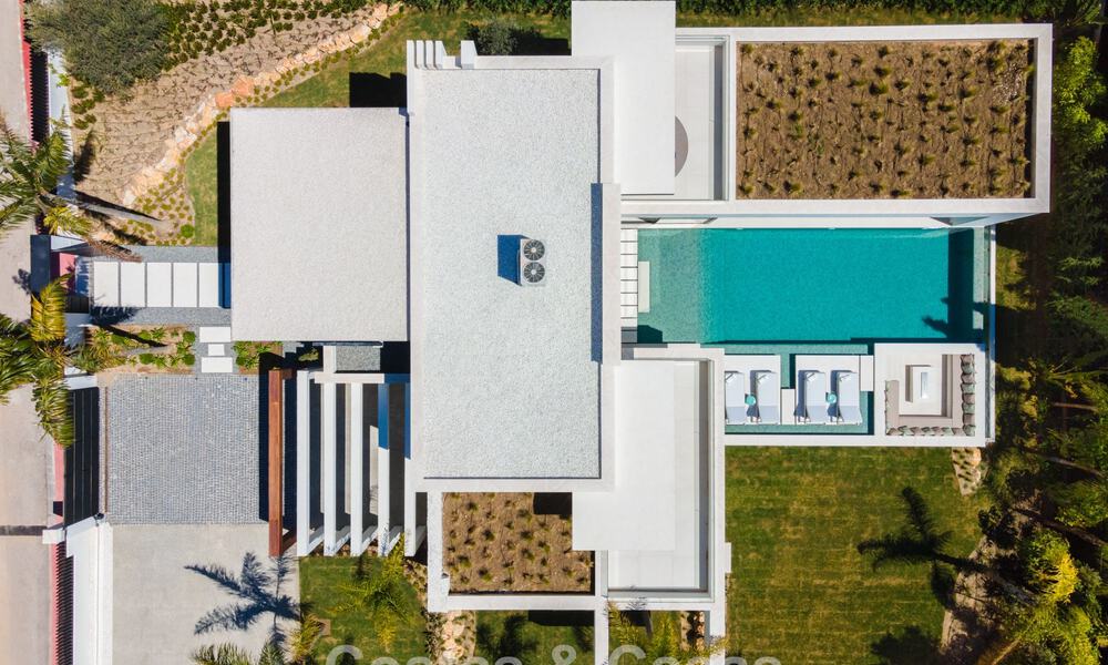 Villa de lujo de elegante diseño en venta rodeada de campos de golf en el valle de Nueva Andalucía, Marbella 778803