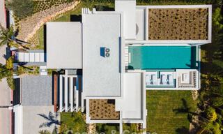 Villa de lujo de elegante diseño en venta rodeada de campos de golf en el valle de Nueva Andalucía, Marbella 778803 